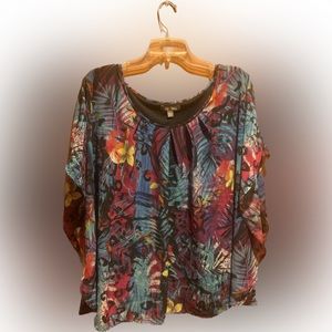 Nice Comfortable summer top with built in black tank. Loose fit